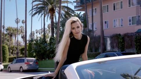 Боня показала дочку и себя в элегантном платье