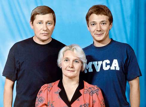 Ян с родителями. Мама, Валентина Николаевна, – спортсменка, а отец, Юрий Викторинович, – актер
