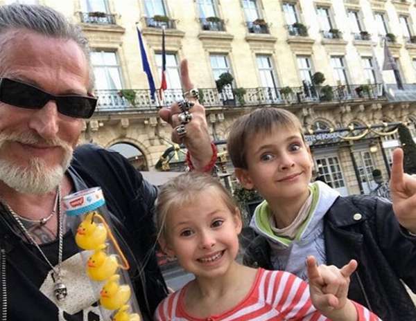 Никита Джигурда сделал семейное селфи