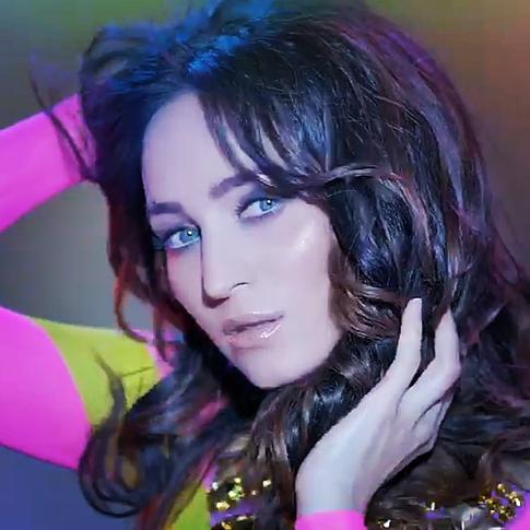 Невеста Баскова гоняет на мотоцикле в наряде с декольте