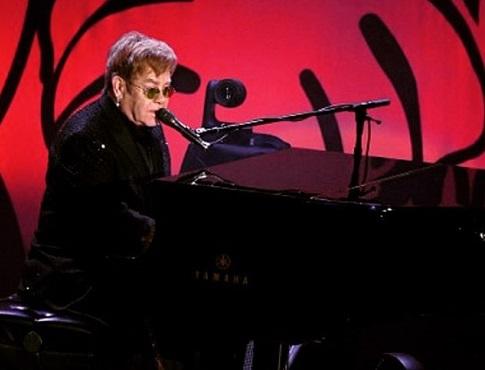 Сэр Элтон Джон отмечает 70-летие