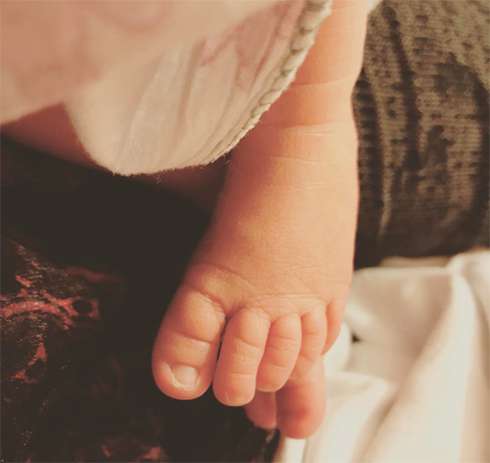 Маленький Леон остался дома с бабушками и нянями