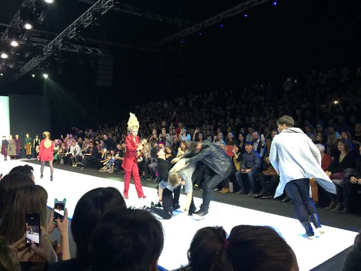 Из-за Лены Лениной неожиданно случилась потасовка Из-за Лены Лениной неожиданно случилась потасовка