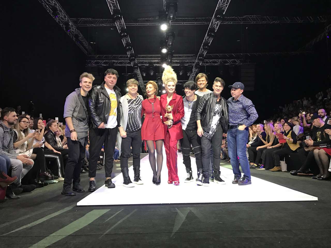 На сцену вышли все, то поддерживал дизайнера