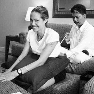 Анджелина Джоли у тату-мастера Аджарну Ну Канпаи в 2003 году