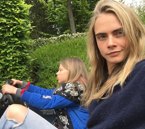 Кара Делевинь написала книгу о трудной жизни подростков