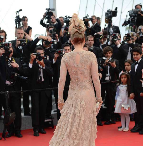 Звезда моментально оказывается в центре внимания фотографов