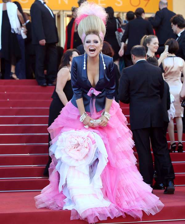 Этот образ принес Лене Лениной пальмовую ветвь от французской прессы “за самую невероятную прическу Каннского фестиваля”
