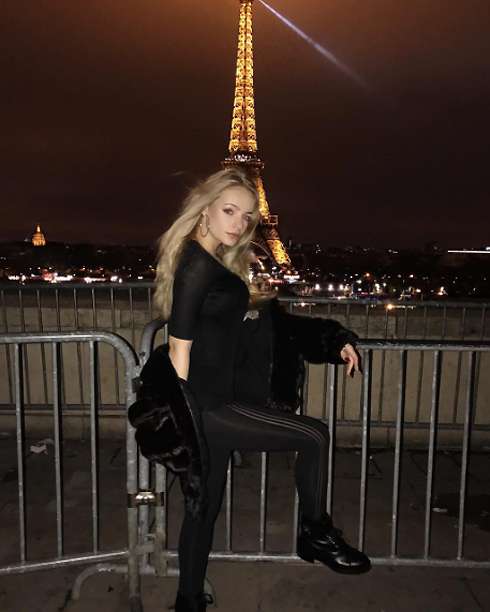 Лиза вместе с мамой и братьями несколько лет живет во Франции