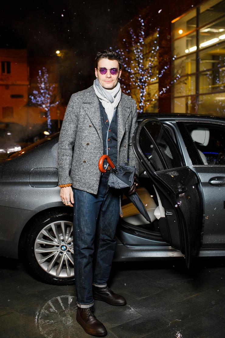 Актер Максим Матвеев с удовольствием фотографировался с новым автомобилем, который был представлен на открытии выставки