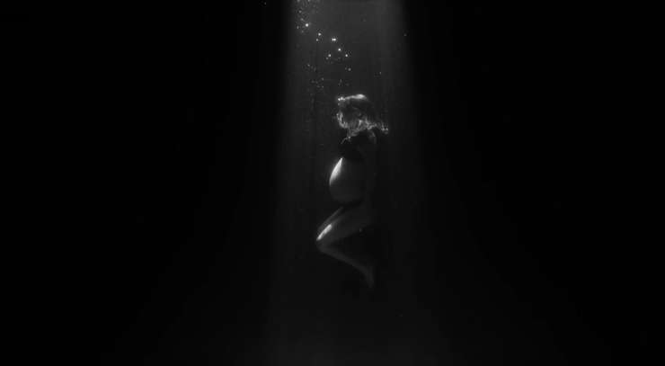 В клипе беременная актриса плавает под водой