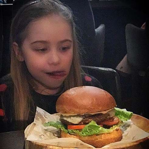 А дочка Ларсен не может жить без мяса