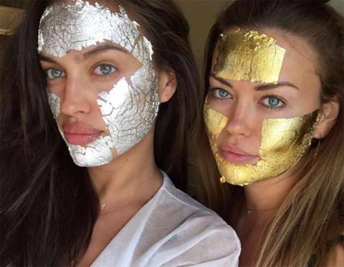 Ирина Шейк и ее сестра Татьяна используют специальные маски из драгоценных металлов