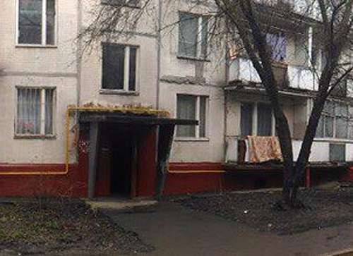 Справа от подьезда - местро, куда упал Василий Степанов, выбросившийся из окна своей хрущевки на Давыдковской улице