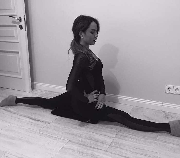 Певица Максим показала растяжку