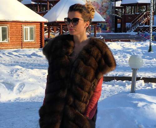 Ксения Бородина тоже любит жилеты, сшитые из горизонтальных полос меха