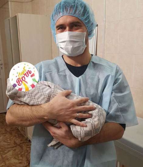 Футболист с новорожденным сыном