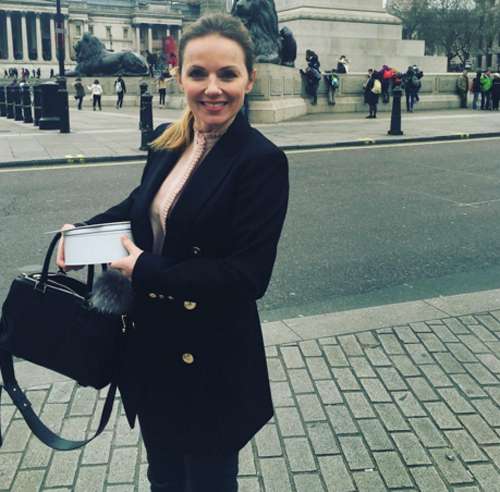 Джерри Холливелл знает, что верхняя одежда должна заканчиваться чуть ниже ягодиц Джерри Холливелл знает, что верхняя одежда должна заканчиваться чуть ниже ягодиц