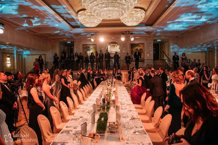 Нельзя садитсяь за стол раньше хозяев вечера Нельзя садитсяь за стол раньше хозяев вечера