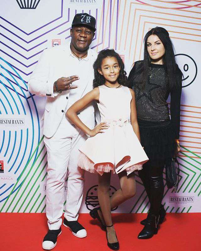 Обстановка в семье Пьера Нарцисса всегда казалась образцовой Обстановка в семье Пьера Нарцисса всегда казалась образцовой