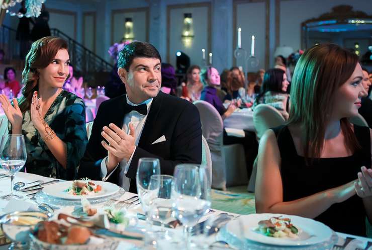 Рассадка гостей осуществляется по принципу "мужчина-женщина" Рассадка гостей осуществляется по принципу мужчина-женщина