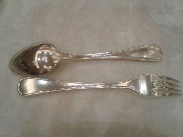 Приборы следует класть тыльной стороной вверх Приборы следует класть тыльной стороной вверх