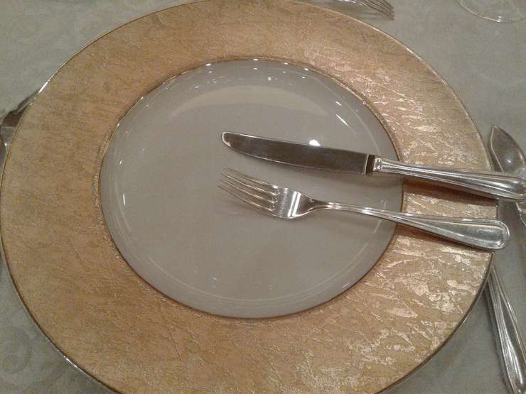 Если вы больше не будете есть, положите приборы параллельно друг другу Если вы больше не будете есть, положите приборы параллельно друг другу