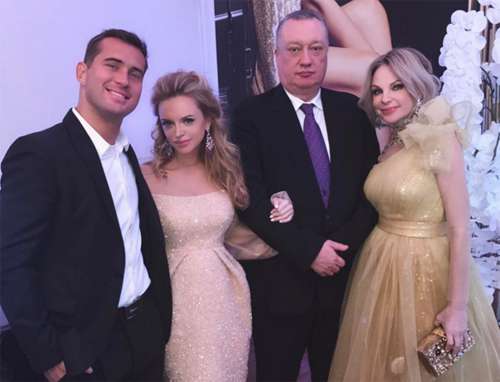 Александр Кержаков и его жена Милана с отцом Вадимом Тюльпановым