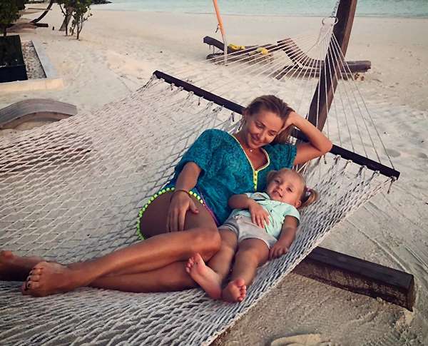 Татьяна Навка с младшей дочерью Надей