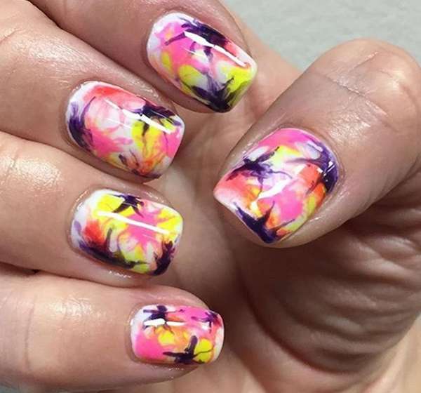 В моде маникюр в стиле «тай-дай»