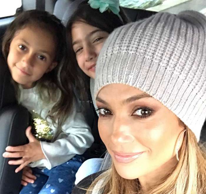 Дженнифер со своей дочкой Эммой и дочкой Алекса Родригеса Ташей