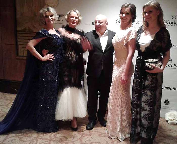 Михаил Багдасаров весь вечер был окружен большим количеством женщин