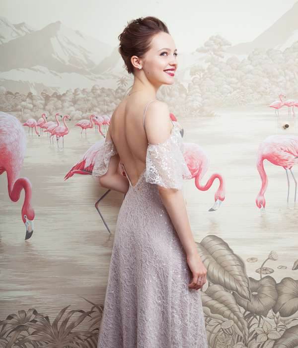 Платье, MaYa; серьги и колье, все – Mercury. Обои с ручной росписью, de Gournay 