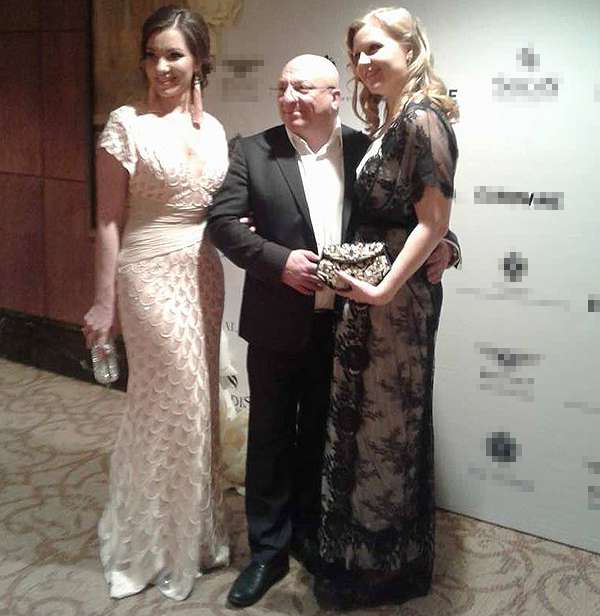 На прием актер пришел без жены, но в компании светских львиц из Санкт-Петербурга На прием актер пришел без жены, но в компании светских львиц из Санкт-Петербурга