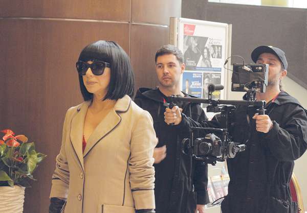 На съемочной площадке Алена примерила несколько разных образов, в том числе и неожиданных. Жгучей брюнеткой Апина стала впервые