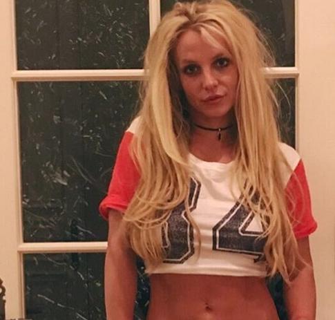 Бритни Спирс забыла надеть юбку на концерт