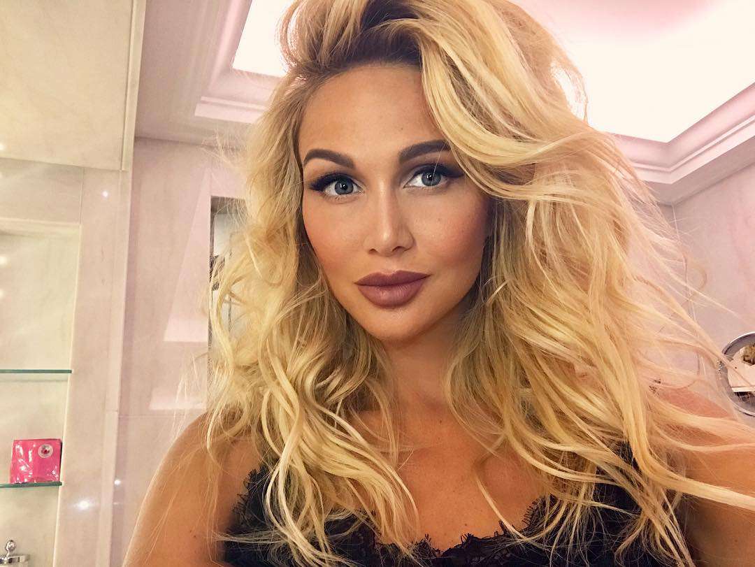 голая лопырева Виктория Лопырева позирует на пляже