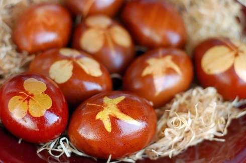 Яйца, сваренные в луковой шелухе