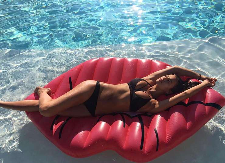 Ирина Шейк опубликовала снимок в бикини