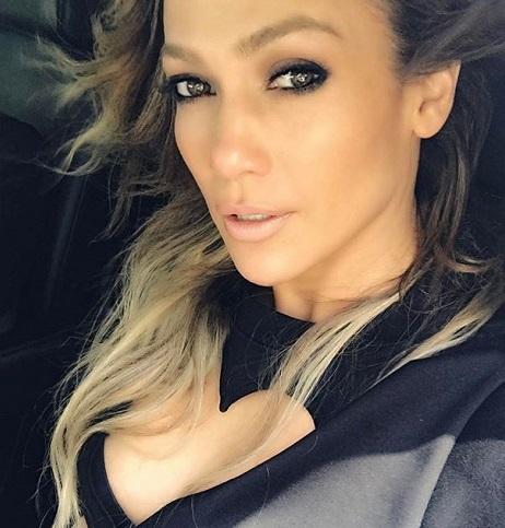 На вручение музыкальной премии Джей Ло явилась без белья