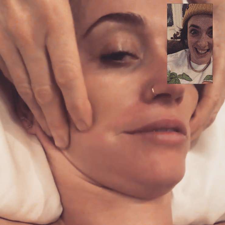 Кэти показала себя во время массажа