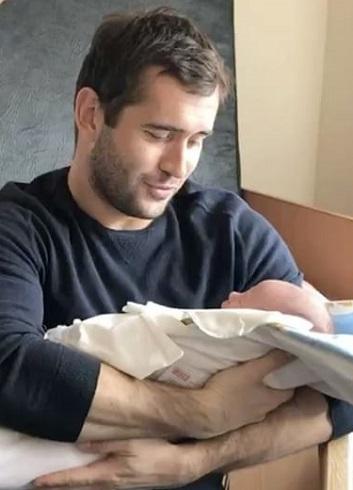 Александр Кержаков забрал жену и ребенка из роддома