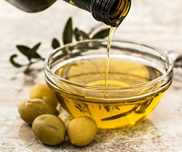 Для питания волос и кожи отлично подходят масла, даже обычное оливковое