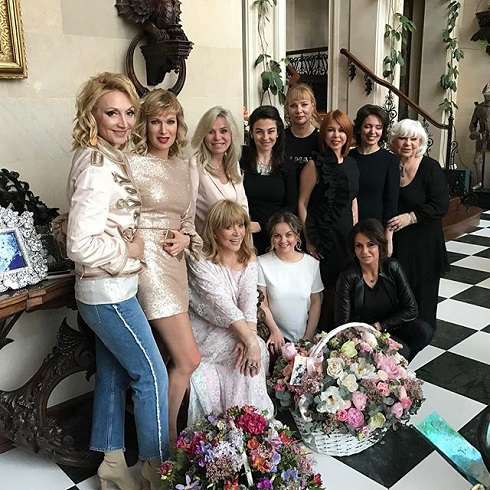 Примадонну окружают родные и близкие