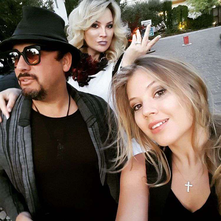 Стас Михайлов с семьей