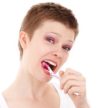 Ученые рассказали, почему вредна зубная паста