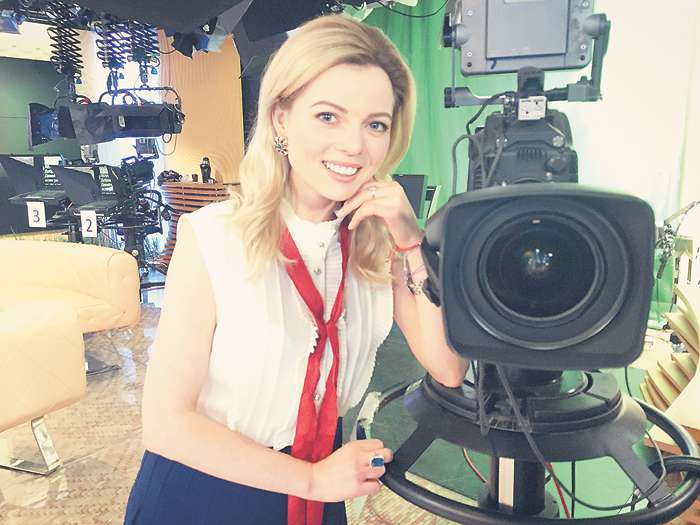 Рабочий день Елены начинается очень рано, но, несмотря на это, телеведущая старается дарить зрителям побольше улыбок