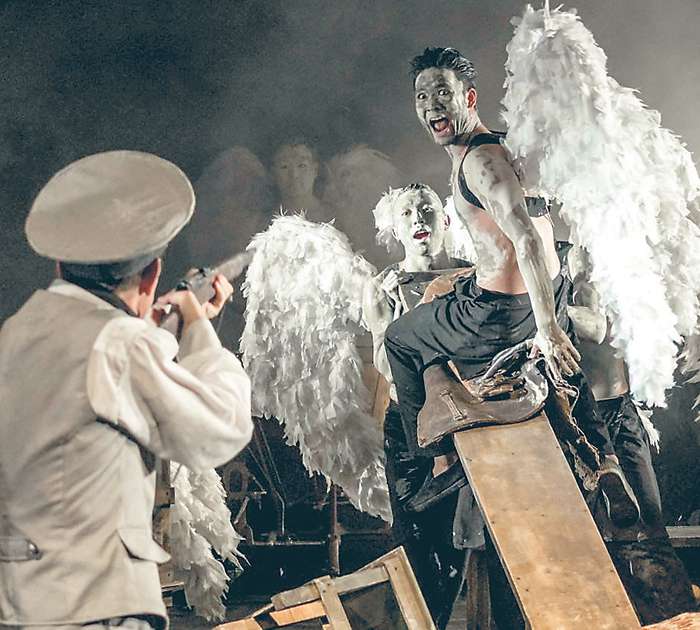 Сцена из спектакля «Демон»