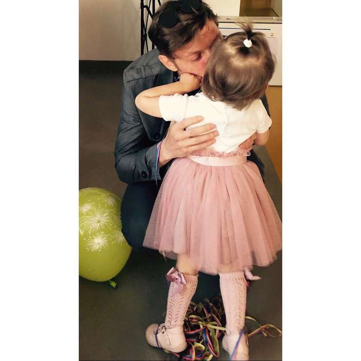 Любящие родители стараются ни на минуту не покидать своих детей. Павел Воля с дочерью Софией