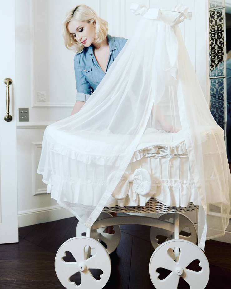 По словам представителей артистки, Полина Гагарина успевает и заботиться о новорожденной дочери, и выступать на концертах По словам представителей артистки, Полина Гагарина успевает и заботиться о новорожденной дочери, и выступать на концертах